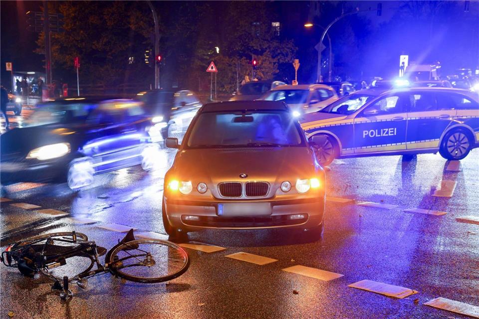 Die Unfallgefahr für Radfahrer kann in der Dunkelheit steigen. (Symbolbild)Christian Charisius/dpa