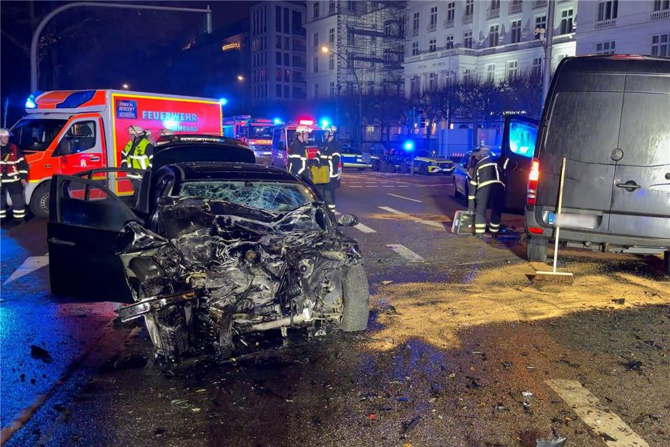 Die Unfallstelle an der Kennedybrücke. Bei einer Verfolgungsjagd durch die Hamburger Innenstadt kam es zu dem Unfall.Fabian H�fig/NEWS5/dpa