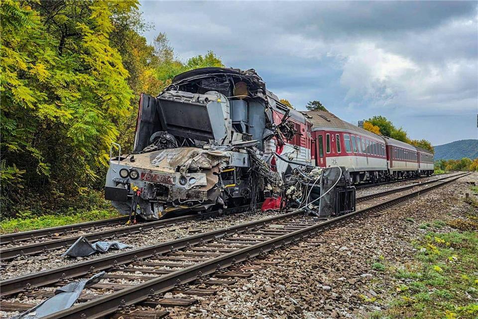 Viele Verletzte bei Zugkollision in der Slowakei Die Unfallstelle nach dem Zusammenstoß zweier Schnellzüge.Kr Pz V Košiciach/TASR/dpa