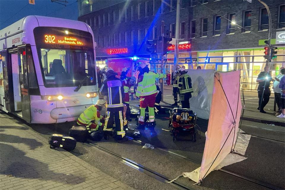 Die Unfallursache war noch unklar.---/Feuerwehr Bochum/dpa