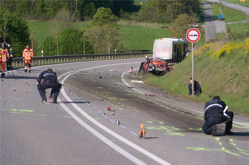 Die Unfallverursacherin hatte laut Polizei unmittelbar vor dem Crash versucht, ein Fahrzeug in einer Kurve zu überholen. (Archivbild)Thomas Frey/dpa
