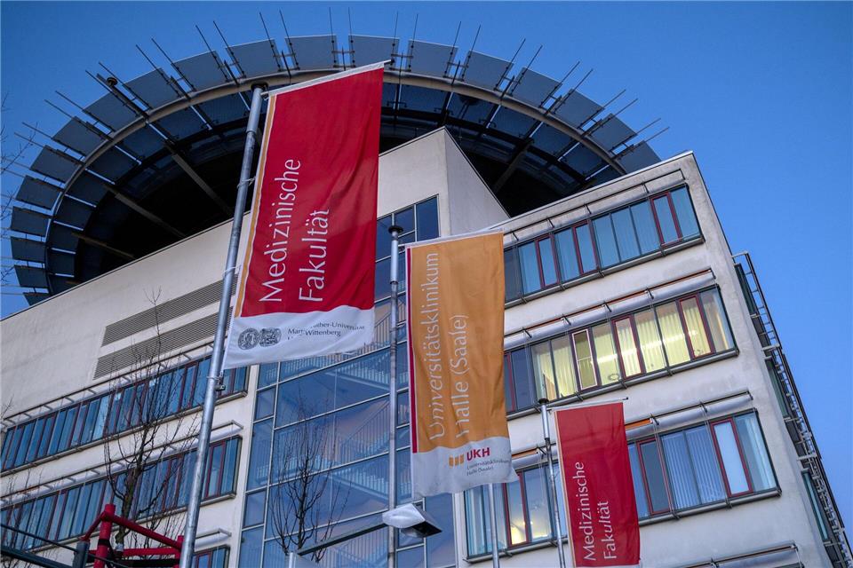 Die Uniklinik Halle hat eine kräftige Finanzspritze aus dem Corona-Sondervermögen des Landes erhalten. (Archivbild)Hendrik Schmidt/dpa-Zentralbild/dpa
