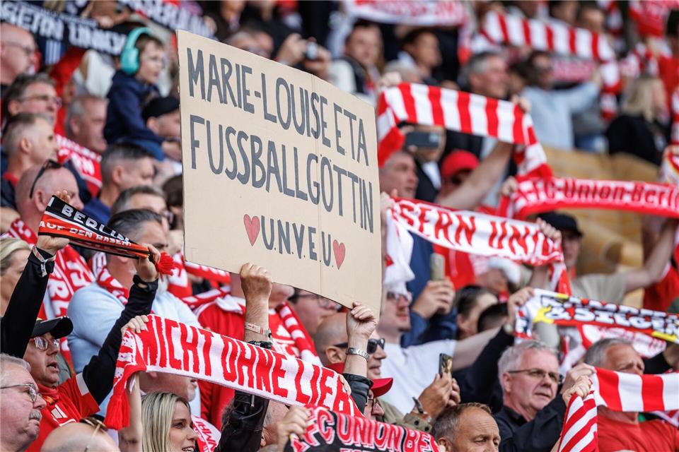 Die Union-Fans begrüßten „Fußballgöttin“ Marie-Louise Eta. Andreas Gora/dpa