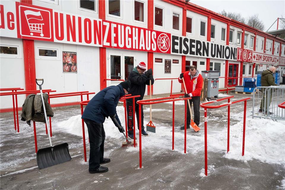 Die Union-Fans helfen mit.Matthias Koch/dpa