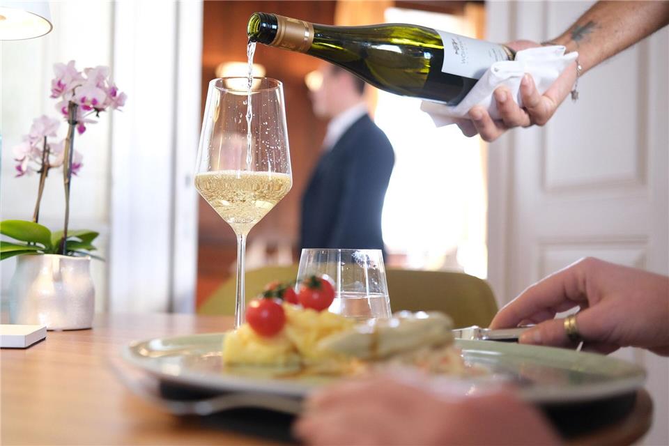 Die Unternehmen im Gastgewerbe konnten ihre Umsätze zuletzt meist nur noch wegen der gestiegenen Preise steigern. Preisbereinigt verzeichneten sie hingegen einen Rückgang der Erlöse.Bernd Weißbrod/dpa