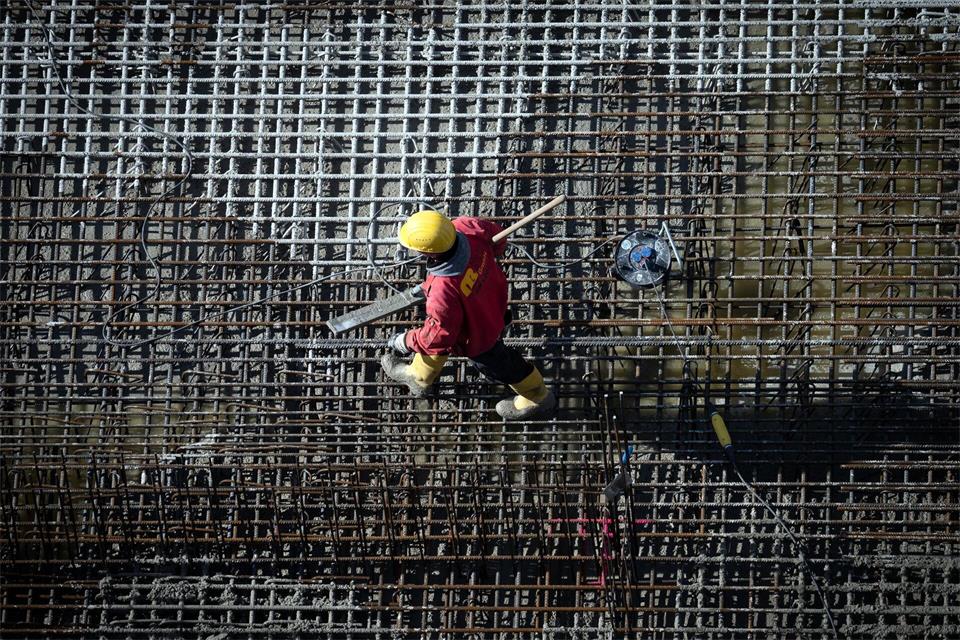 Die Unternehmen in Deutschland wollen dem Ifo zufolge weniger Jobs abbauenSoeren Stache/dpa
