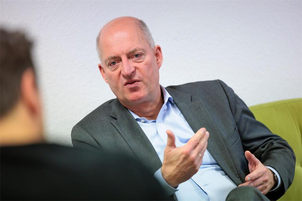 Die Unternehmer fordern weniger Bürokratie gerade für kleinere Betriebe. (Archivbild)Jörg Halisch/dpa
