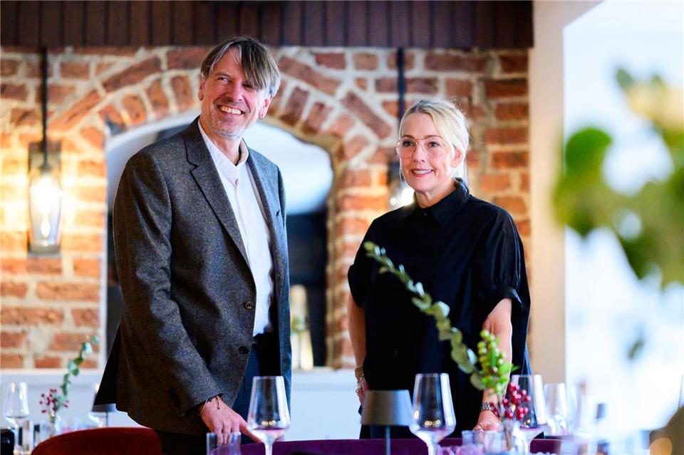 Die Unternehmerin Antje Blumenbach und Unternehmensberater Stefan Ennen eröffnen am Wochenende das 600 Jahre alte Hotel Heidkrug in der Altstadt wieder.Philipp Schulze/dpa