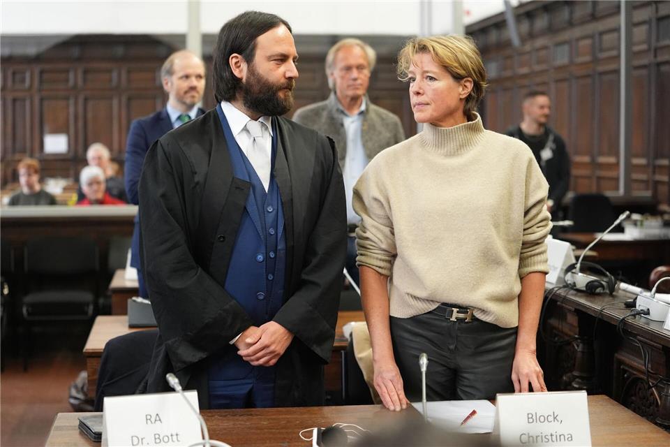 Die Unternehmerin Christina Block soll laut Anklage den Auftrag zur Entführung ihrer beiden jüngsten Kinder gegeben haben. Hier steht sie neben ihrem Anwalt Ingo Bott.Marcus Brandt/Pool dpa/dpa