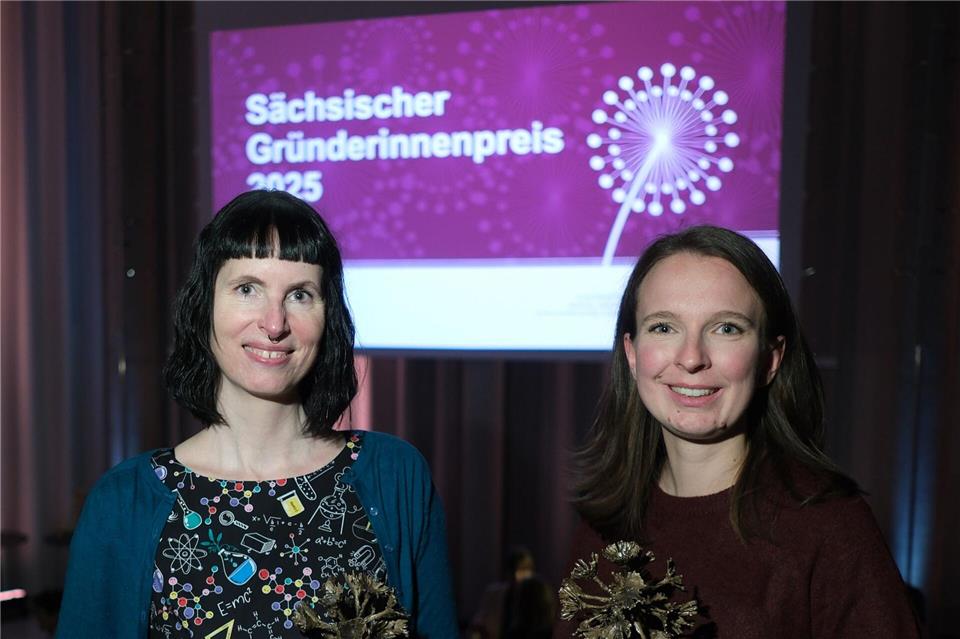 Die Unternehmerinnen Babett Baraniec (l) und Elisa Röhr wurden mit dem Sächsischen Gründerinnenpreis ausgezeichnet.Sebastian Willnow/dpa