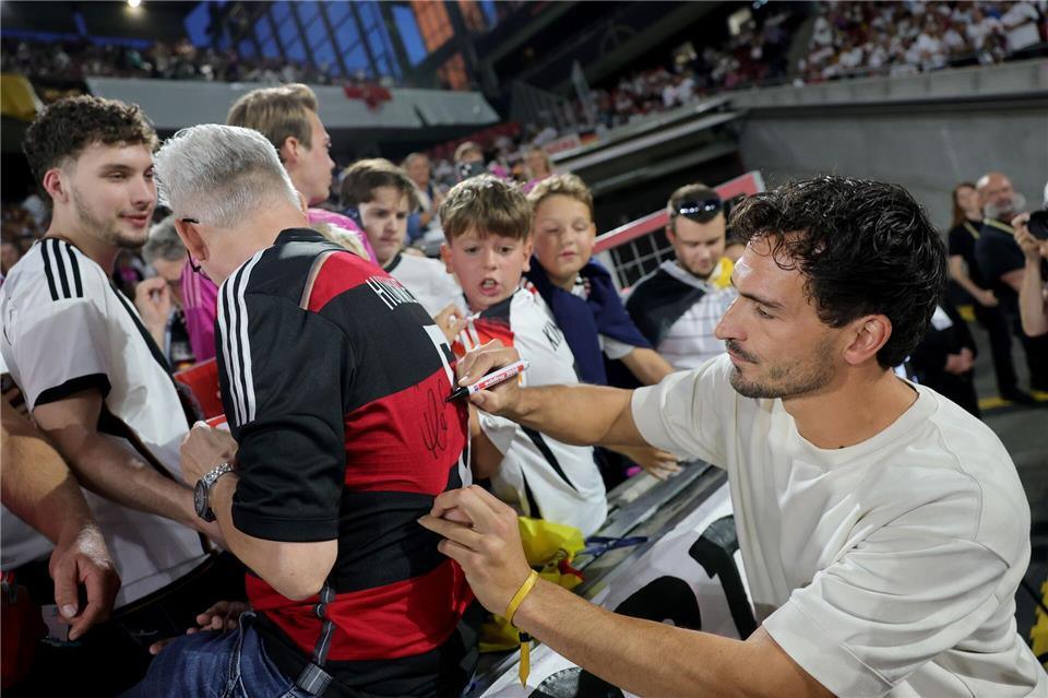 „Danke, Mats“: DFB ehrt Hummels Die Unterschrift von Hummels ist immer noch begehrt. Rolf Vennenbernd/dpa