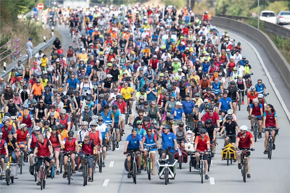 Die Unterschriften für die Initiative wurden im Sommer 2022 mit einem spektakulären Fahrradkorso über die Autobahn 66 nach Wiesbaden gebracht. (Archivbild)Boris Roessler/dpa