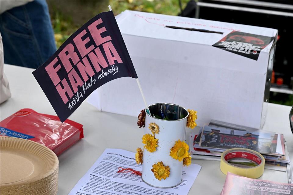 Die Unterstützer von Hanna S. protestierten vor dem Gericht. Felix Hörhager/dpa