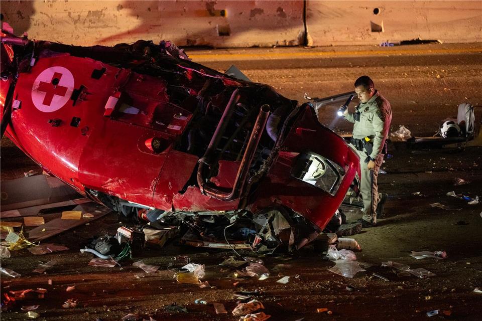 Rettungshubschrauber stürzt auf Autobahn in Kalifornien Die Untersuchung der Unfallursache läuft.Paul Kitagaki Jr./ZUMA Press Wire/dpa