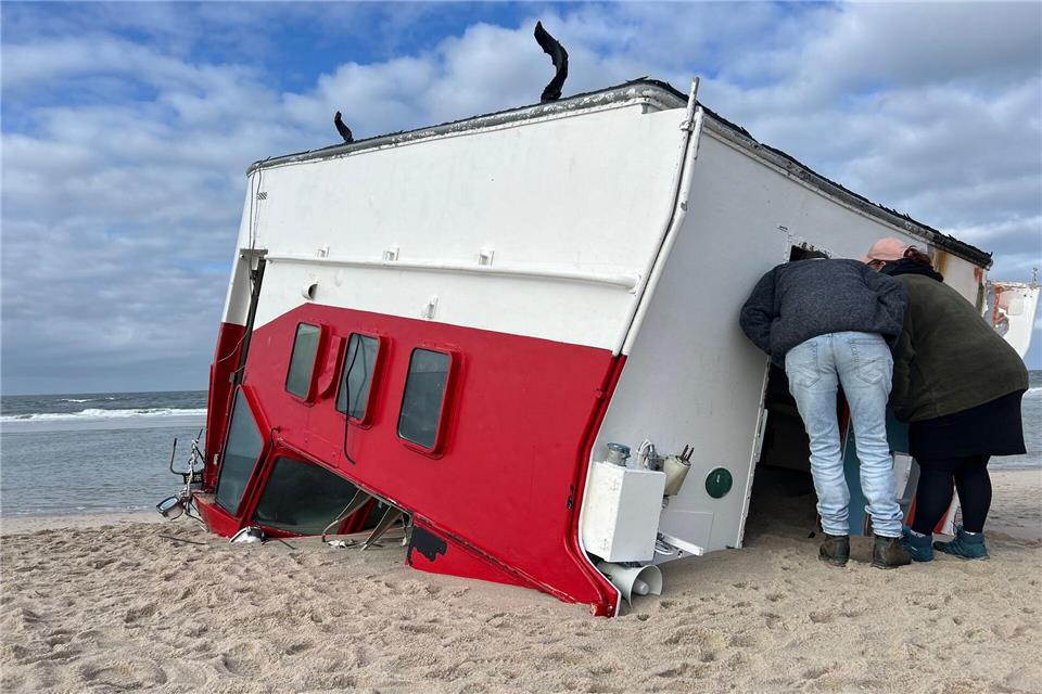 Gesunkenes Boot vor Sylt - Unglücksursache wird untersucht Die Untersuchungen zur Unglücksursache des vor Sylt gesunkenen ehemaligen Lotsenbootes laufen jetzt. (Archivbild)Lea Albert/dpa