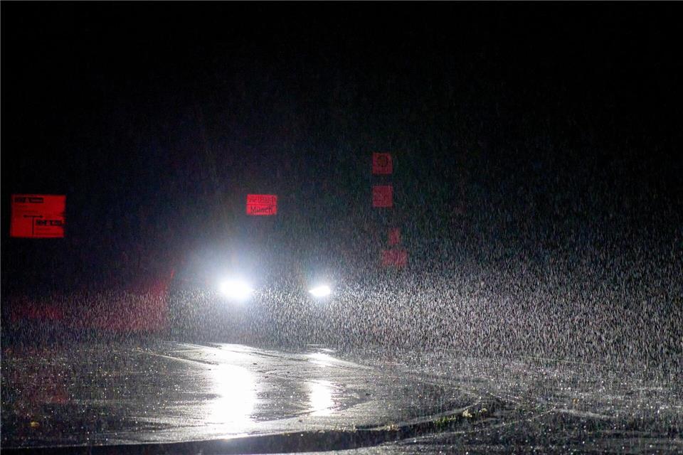 Die Unwetter bringen teils extremen Regen mit.Sascha Ditscher/dpa