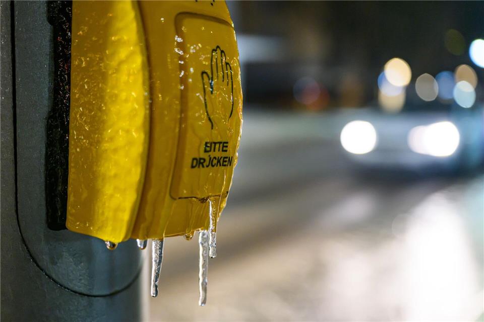 Die Unwetterwarnung vor Glatteis wurde im Westteil des Landes aufgehoben. (Symbolbild)Patrick Pleul/dpa