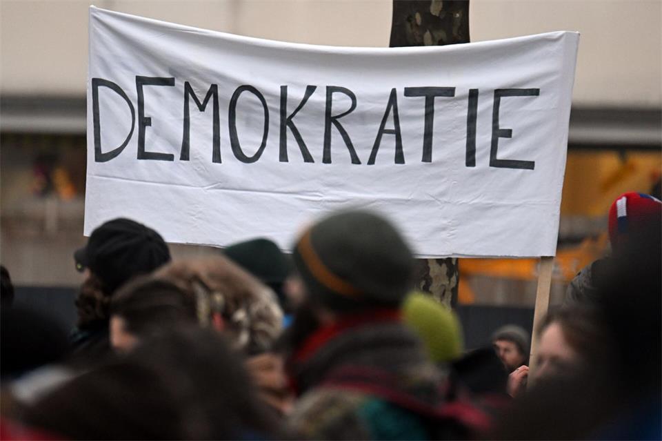 Die Unzufriedenheit mit der Demokratie wächst. (Symbolbild)Federico Gambarini/dpa
