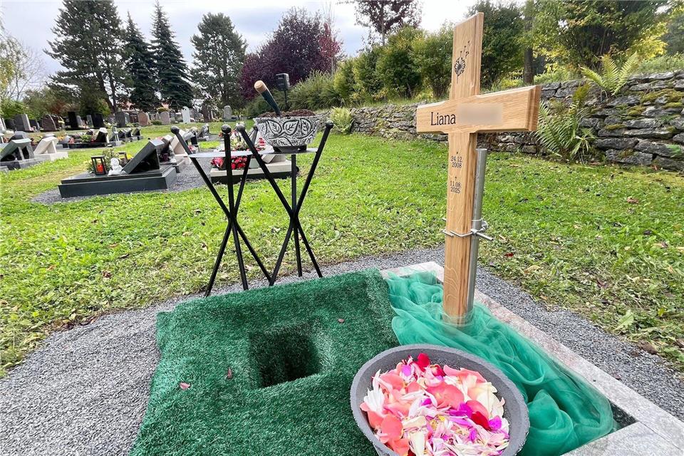 Die Urne der in Friedland getöteten Liana wurde auf dem Friedhof in Heilbad Heilgenstadt beigesetzt.Matthias Bein/dpa