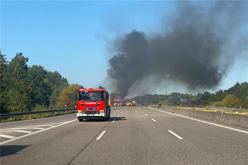 Die Ursache des Feuers war zunächst unklar.Dennis Frey/Feuerwehr Baden-Baden/dpa