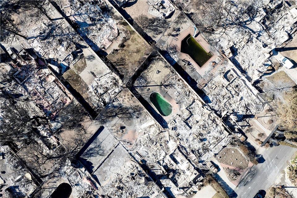 Die Ursache für das Eaton-Feuer wird auf einen Strommasten zurückgeführt. (Archivbild)Noah Berger/FR34727 AP/AP/dpa
