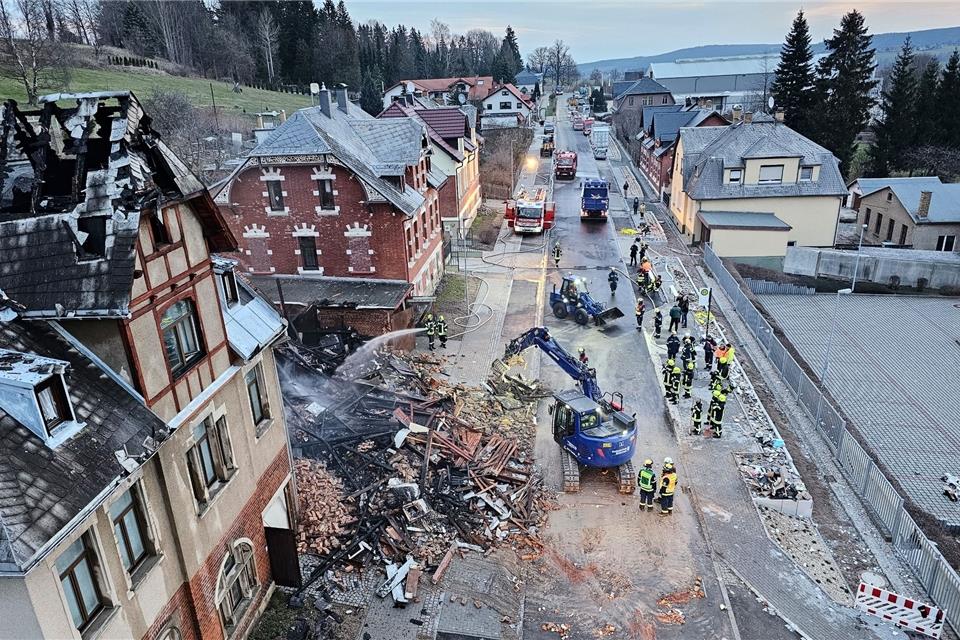 Brand zerstört Häuser - Undichte Gasleitung mögliche Ursache Die Ursache für den Brand ist bisher unklar, nach Polizeiangaben nahmen Anwohner „zunächst eine laute Explosion wahr“.