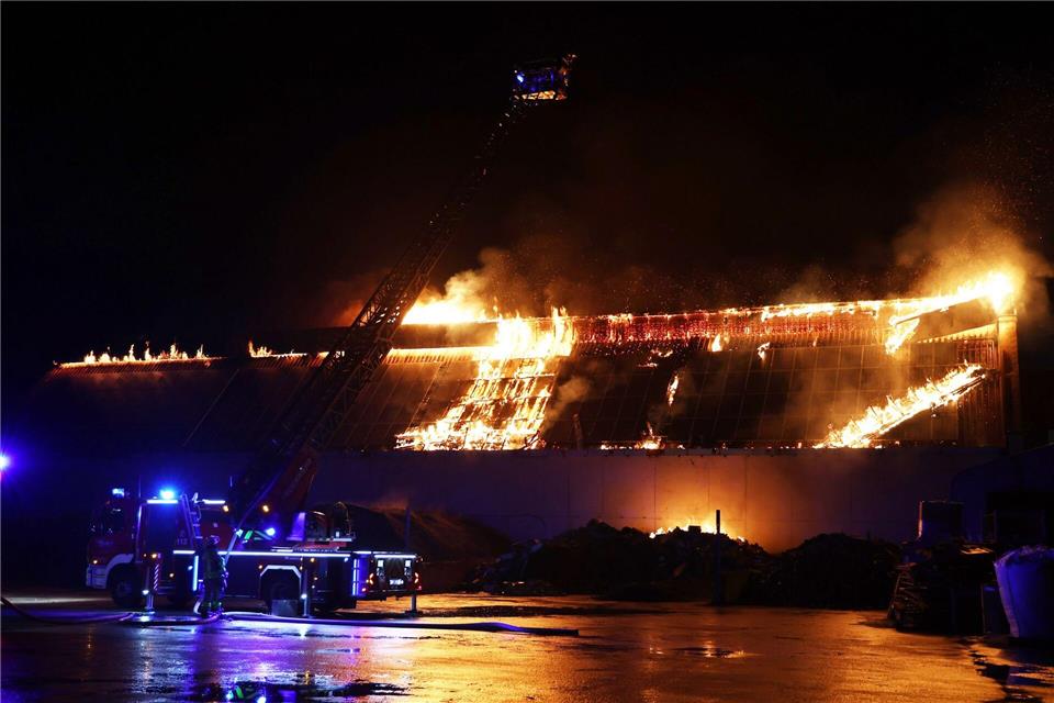 Die Ursache für den Brand ist bislang unklar.Ralf Hettler/dpa
