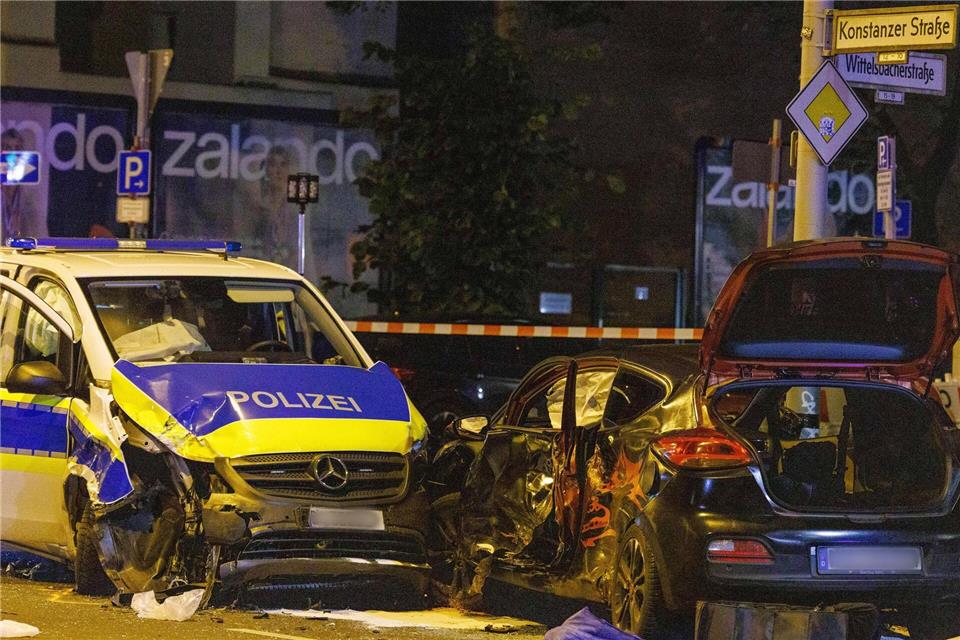 Unfall mit Einsatzfahrzeug: Drei Polizisten schwer verletzt Die Ursache für die Kollision war noch unklar.Carsten Koall/dpa