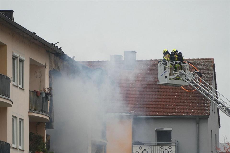 Die Ursache ist unklar, es könnte sich um eine Gasexplosion handeln.Felix Kirberg/dpa