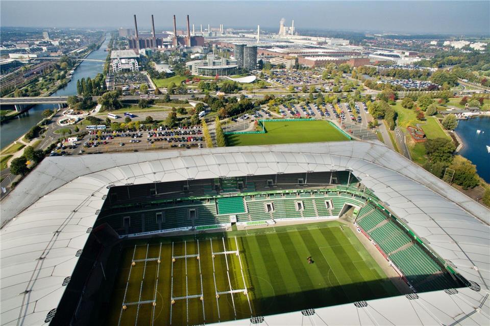 Die VW-Stadt Wolfsburg: im Vordergrund die Volkswagen-Arena, dahinter das Volkswagen-Werk.picture alliance / dpa