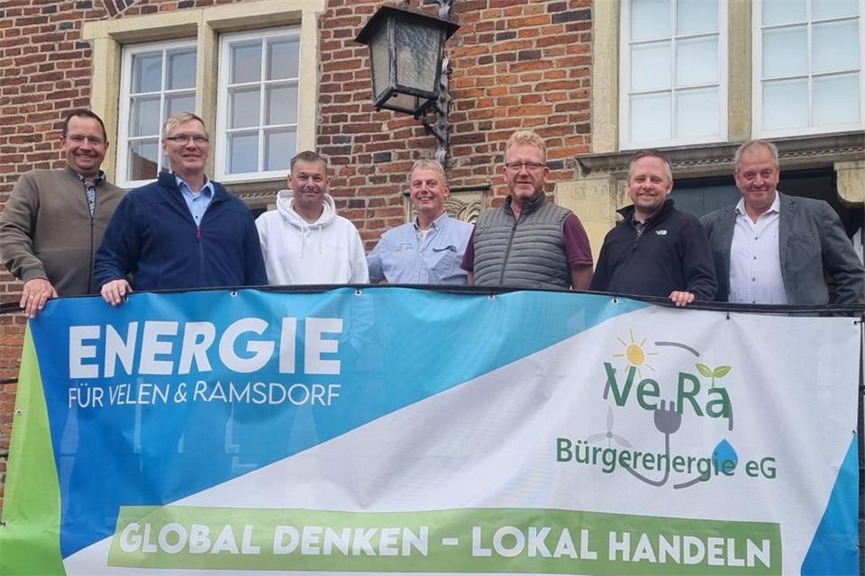 Die „VeRa Bürgerenergiegenossenschaft“ traf sich zu ihrer ersten Generalversammlung in der Burg. Rainer Große-Ophoff (v.l.), Hermann Wilger (beide Vorstand), Reinhold Einck, Benedikt Niehues, Reinhard Liemann, Michael Renners und Josef Averkamp (alle Aufsichtsrat).