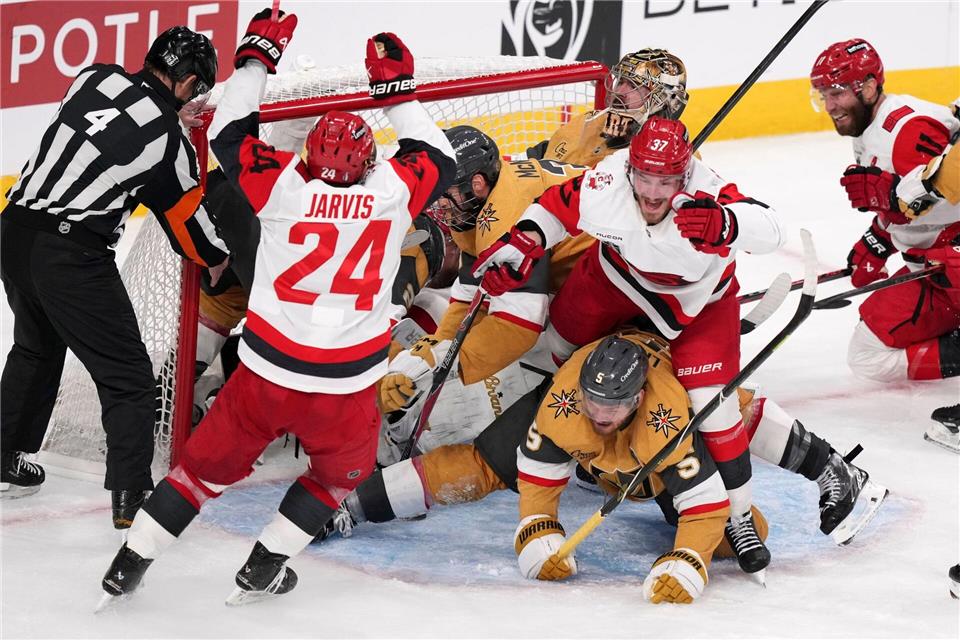 Die Vegas Golden Knights und die Carolina Hurricanes lieferten sich ein wildes drittes NHL-Finale.Candice Ward/AP/dpa