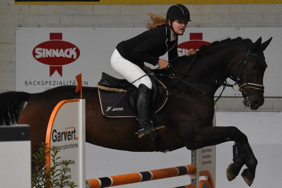 Comeback mit Szenegrößen und Lokalkolorit  Die Velener Lokalmatadorin Hanna Schultewolter, hier im Sattel von Crossfire FS, hofft am Wochenende beim eigenen Turnier auf viele vordere Platzierungen.