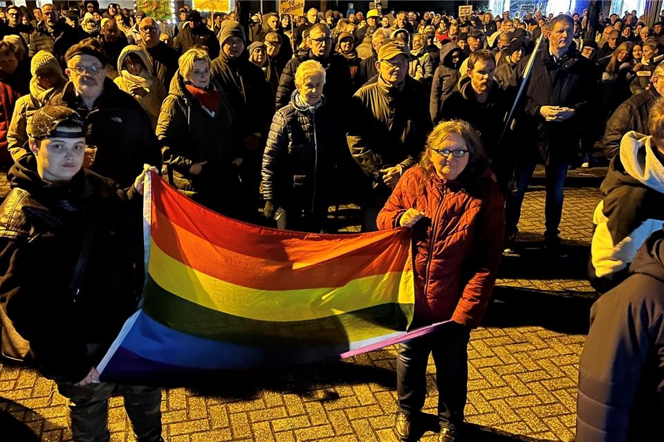 Die Velener setzten auf dem Parkplatz Möllenkamp ein Zeichen gegen Rechtsextremismus.