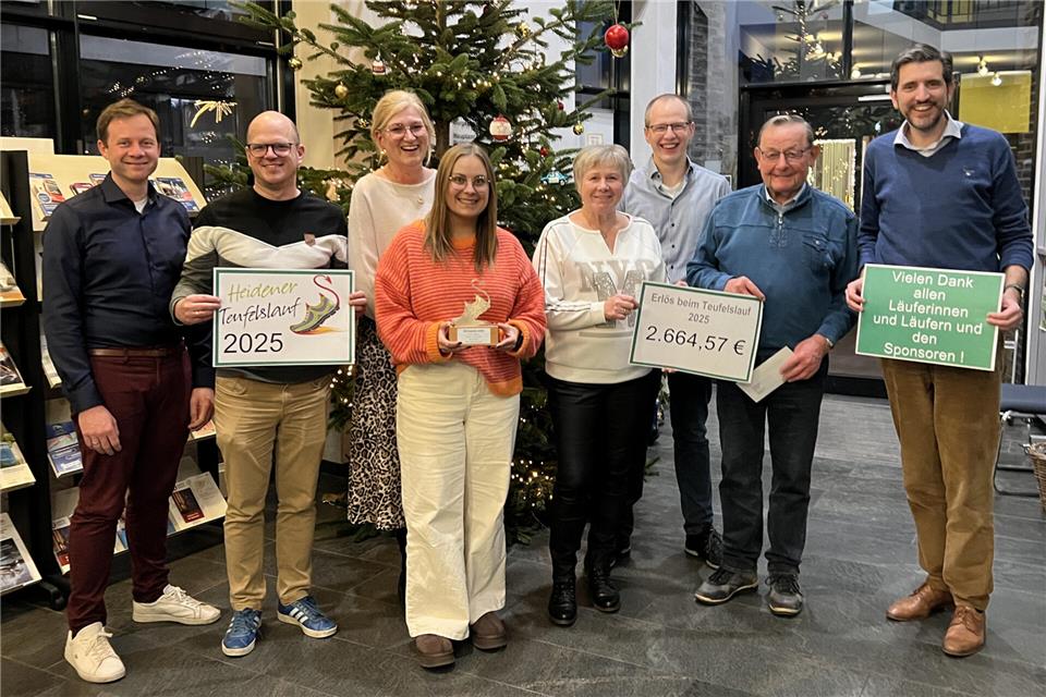 Die Veranstalter des Teufelslaufs haben den Erlös des Teufelslaufs übergeben.