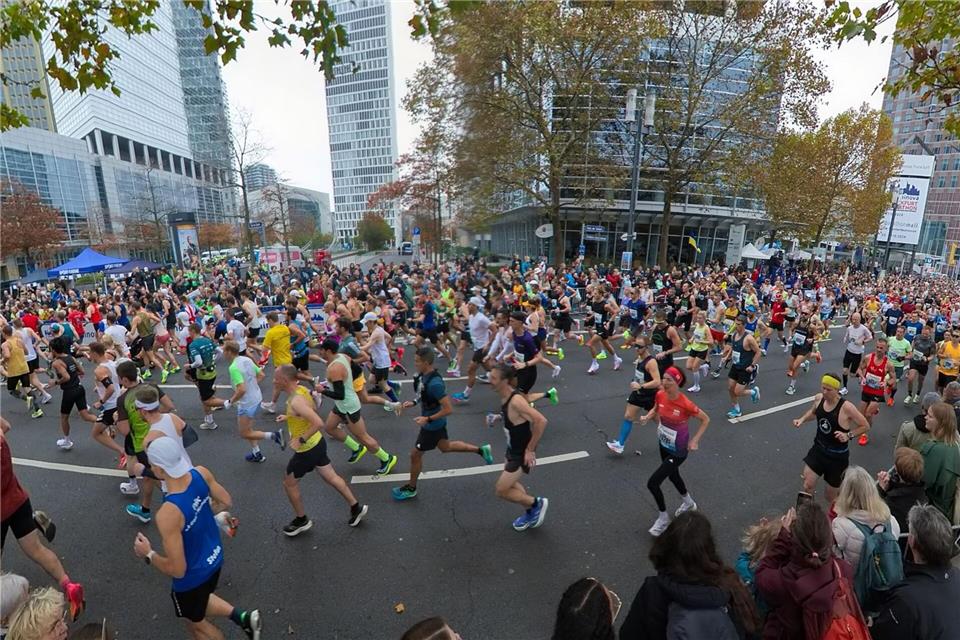 Die Veranstalter rechnen beim Frankfurt-Marathon über die 42,195 Kilometer mit einem Teilnehmerrekord.Thomas Frey/dpa
