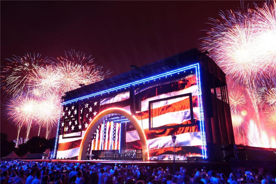 Die Veranstalter sprachen vom größten Feuerwerk der Geschichte.Mark Schiefelbein/AP/dpa