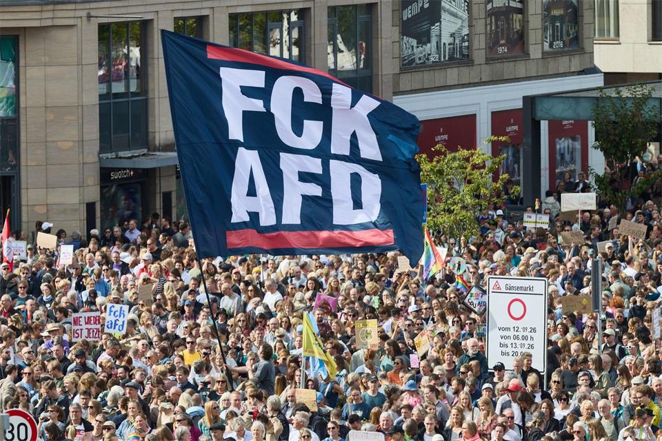 Die Veranstalter sprechen von 25.000 Teilnehmerinnen und Teilnehmern an der Demonstration gegen Rechtsextremismus.Georg Wendt/dpa
