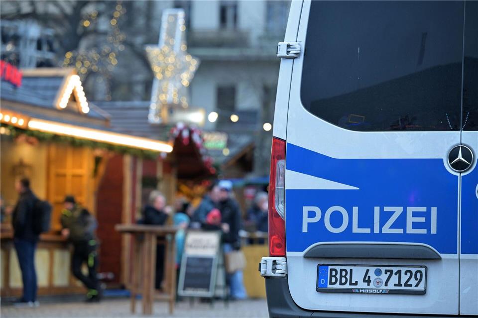 Die Veranstalter von Weihnachtsmärkten achten nach eigenen Angaben auf die Sicherheit. (Symbolbild)Michael Bahlo/dpa