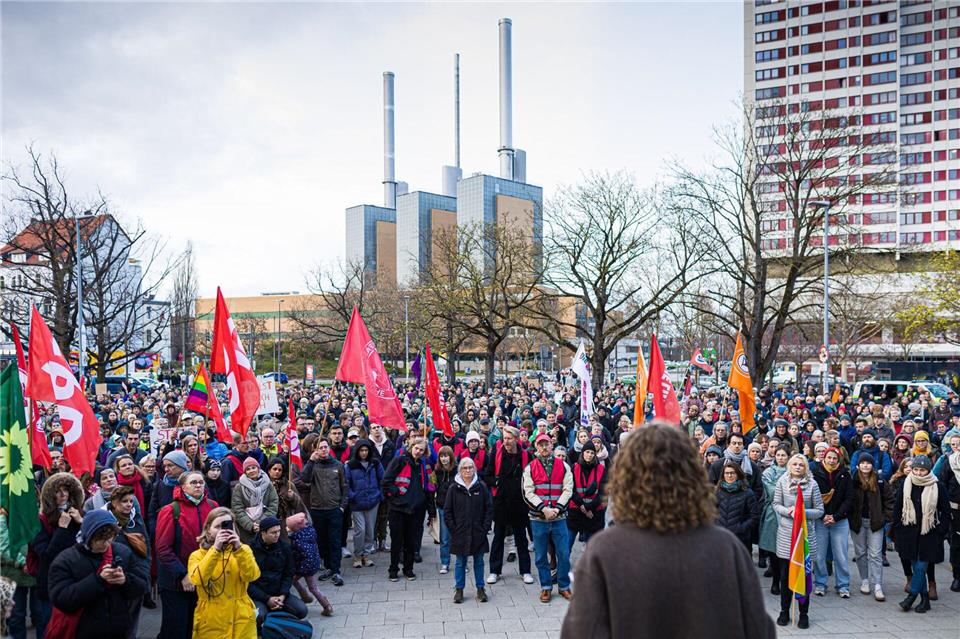 Die Veranstalter zählen mehr als 2.000 Menschen auf dem Platz.Moritz Frankenberg/dpa