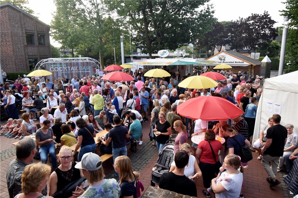 Die Veranstaltung „Live und lecker“ findet auf dme Rathaus-Vorplatz statt.