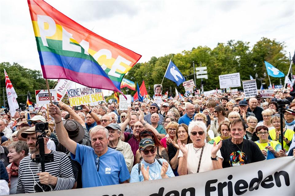Die Veranstaltung verlief laut Polizei zunächst ohne nennenswerte Vorkommnisse.Fabian Sommer/dpa