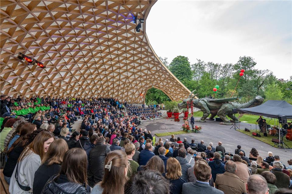Die Veranstaltungsarena mit hölzerner Dachkonstruktion wurde eigens für die Landesgartenschau errichtet und soll dauerhaft bestehen bleiben. (Archivbild)Armin Weigel/dpa