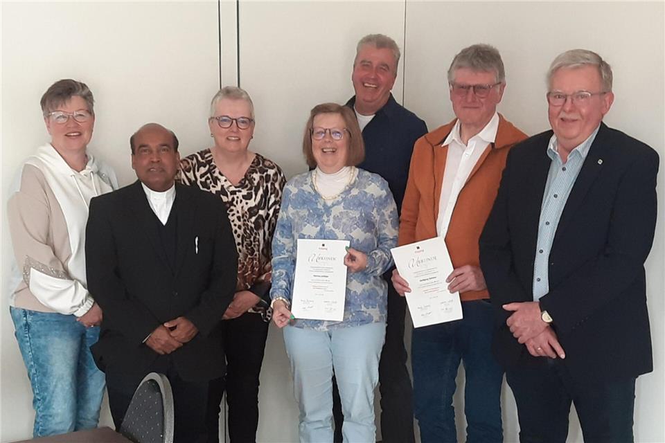 Die Verantwortlichen bei der Kolpingsfamilie Erle (v.l.): Annegret Gülker, Präses Pater Johnsun, Christa Dutz, Martina Schlüter, Thomas Rößmann, Wolfgang Schlüter, Ludger Askamp.