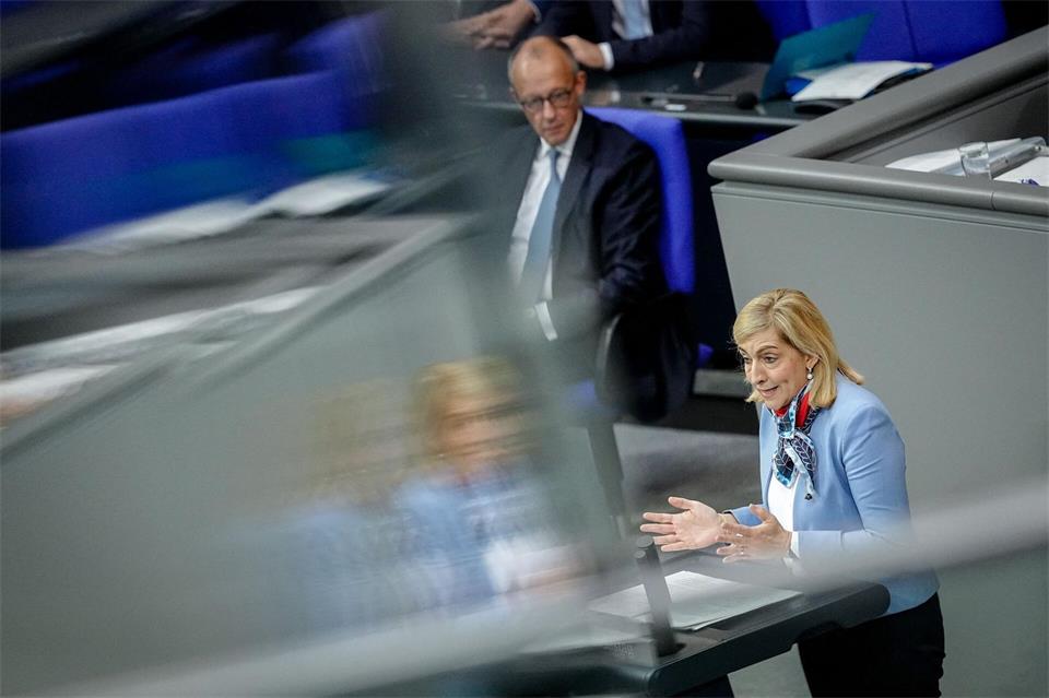 Die Verantwortung für den Bundesnachrichtendienst (BND) liegt im Bundeskanzleramt, die Aufsicht über das Bundesamt für den Verfassungsschutz hat das Bundesinnenministerium.Kay Nietfeld/dpa