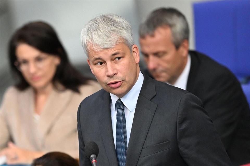 Die Verbindung von Neubau und Ertüchtigung an der bestehenden Strecke werden nach Aussage von Verkehrsminister Steffen Bilger konkrete Verbesserungen vor Ort schaffen.Michael Brandt/dpa