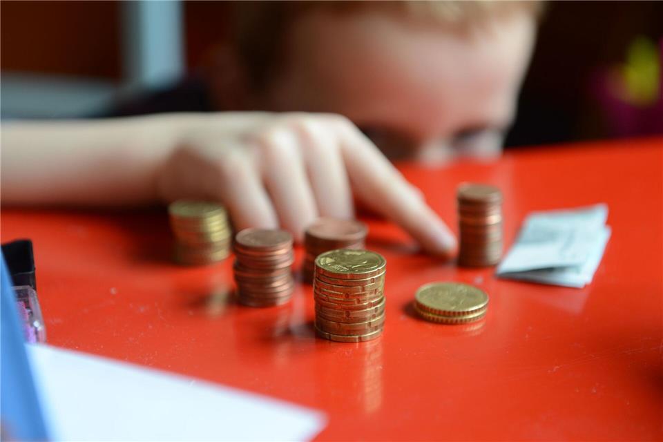 Die Verbraucherbehörde empfiehlt Eltern, den Umgang ihrer Kinder mit Geld zu stärken. (Symbolbild) Jens Kalaene/dpa-Zentralbild/dpa