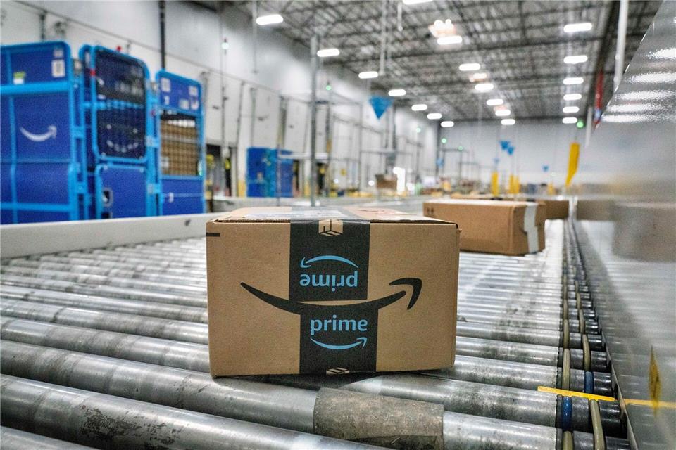 Die Verbraucherzentrale NRW hat den Online-Händler Amazon wegen einer Preiserhöhung im Sommer 2022 verklagt.  (Archivbild)Richard Vogel/AP/dpa