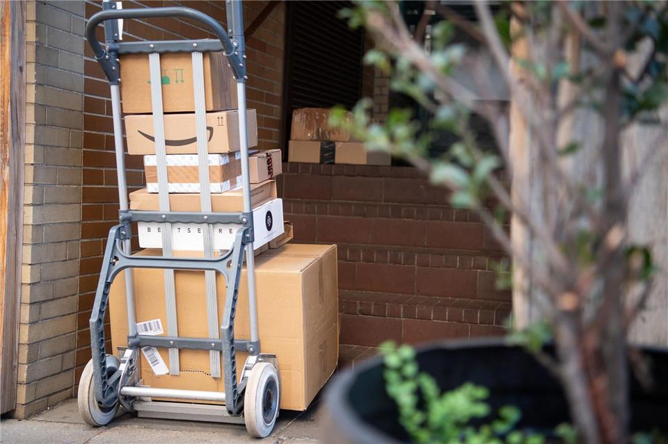 Verlorene Sendungen: Wenn der Postmann gar nicht klingelt  Die Verbraucherzentrale Rheinland-Pfalz bietet bei Ärger mit der Post Beratung an. (Symbolbild)Sebastian Gollnow/dpa