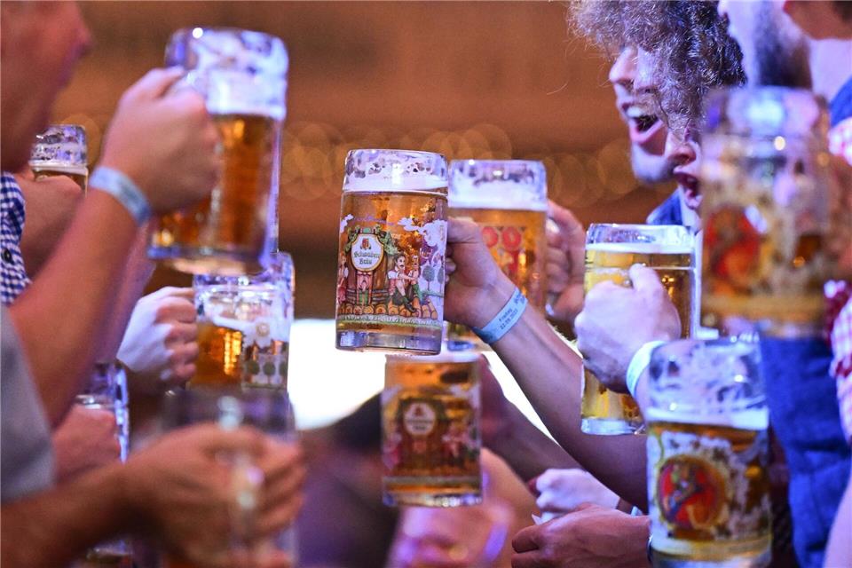 Die Verbraucherzentrale hat einige Festwirte abgemahnt. (Foto-Archiv).Bernd Weißbrod/dpa